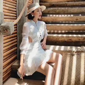 Đầm trắng thiết kế cut-out độc đáo