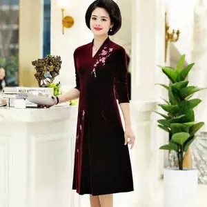 Đầm đẹp U50 được may bằng chất liệu vải nhung sang trọng, quyền quý