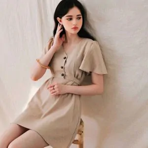 Váy cho người vai to thiết kế cô V tạo hiệu ứng giúp vai thon gọn hơn