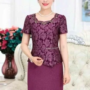 Phụ nữ trung niên xinh đẹp khi mặc nguyên bộ váy